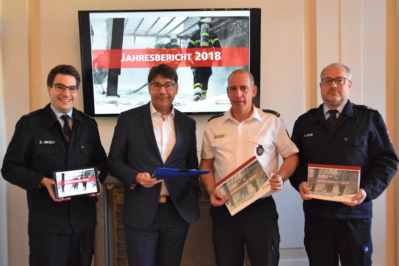 Stellten gemeinsam den Jahresbericht 2018 der Freiwilligen Feuerwehr Landau vor: Benjamin Hirsch vom Presse- und Medienteam der Feuerwehr, Oberb&uuml;rgermeister Thomas Hirsch, Stadtfeuerwehrinspekteur Dirk Hargesheimer und der stellvertretende Stadtfeuerwehri
