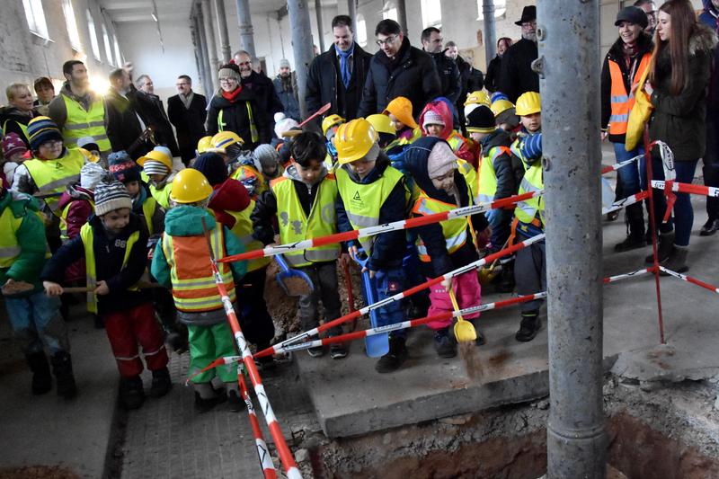 F&uuml;r eine gute soziale Infrastruktur: Die Stadt Landau arbeitet konsequent daran, ihre Angebote weiter auszubauen, wie etwa mit der neuen Kita Ponyhof im &raquo;Wohnpark Am Ebenberg&laquo;. Hier nahmen die Kinder der umliegenden Kindertagesst&auml;tten im Dezember 2017 den