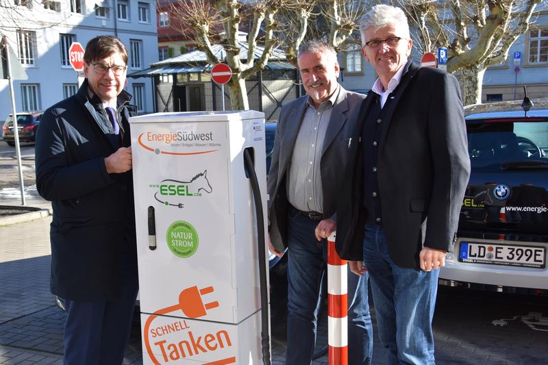 Freuen sich &uuml;ber den fl&auml;chendeckenden Ausbau der Ladeinfrastruktur f&uuml;r E-Autos in Landau: Oberb&uuml;rgermeister Thomas Hirsch, Beigeordneter Rudi Klemm und EnergieS&uuml;dwest-Vorstand Dr. Thomas Wa&szlig;muth (v.l.n.r.). 