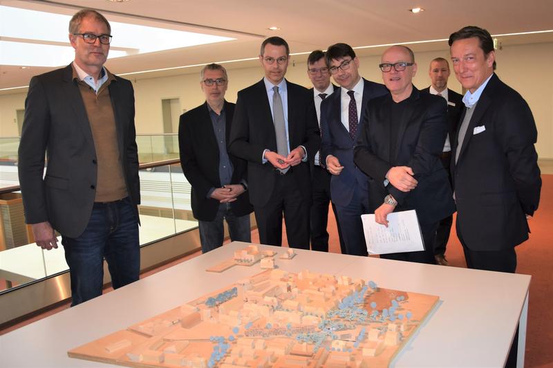 Im Beisein von u.a. Oberb&uuml;rgermeister Thomas Hirsch (5.v.l.), B&uuml;rgermeister Dr. Maximilian Ingenthron (3.v.l.), ehret+klein-Gesch&auml;ftsf&uuml;hrer Michael Ehret (r.) und Architekt Tilmann Probst (l.) wurde die Ausstellung der Wettbewerbsbeitr&auml;ge zur zuk&uuml;nftigen 