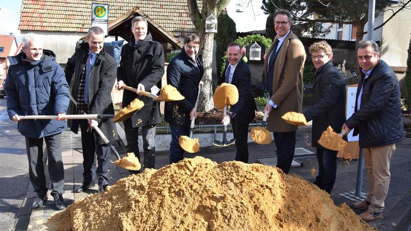 Den offiziellen Startschuss f&uuml;r das Stra&szlig;enbauprojekt im Landauer Stadtdorf Arzheim gaben u.a. Oberb&uuml;rgermeister Thomas Hirsch (4.v.l.), Bau- und Verkehrsdezernent Dr. Maximilian Ingenthron (2.v.l.) sowie Ortsvorsteher Klaus Ki&szlig;el (2.v.r.) gemeinsam mit d