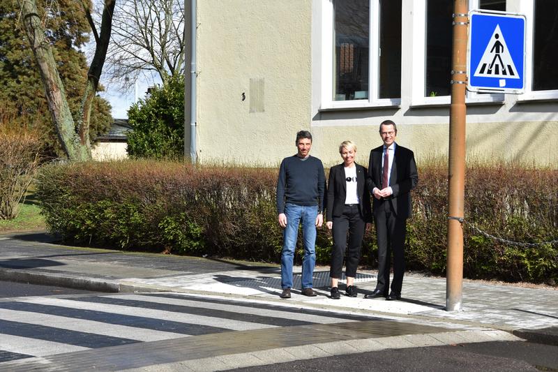 F&uuml;r mehr Sicherheit auf dem Schulweg: Ralf Bernhard, Leiter der Abteilung Mobilit&auml;t und Verkehrsinfrastruktur beim st&auml;dtischen Bauamt, Schulleiterin Pascale Schneider und B&uuml;rgermeister Dr. Maximilian Ingenthron (v.l.n.r.) an der aufgepflasterten Fu&szlig;g&auml;nger