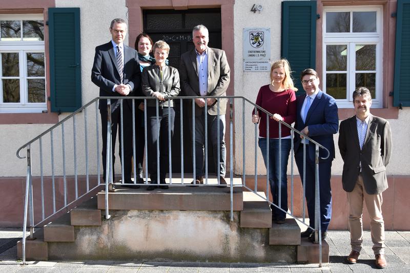 Zum Austausch vor Ort in M&ouml;rlheim: B&uuml;rgermeister Dr. Maximilian Ingenthron, Dorfentwicklungspartnerin Annette Struppler-Bickelmann, Hauptamtsleiterin Christine Baumstark, Beigeordneter Rudi Klemm, die stellvertretende Ortsvorsteherin Melanie Simon, Oberb&uuml;