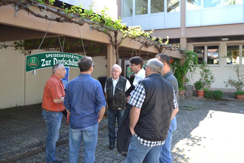 Auf dem Weg zur &raquo;Kommune der Zukunft&laquo;: Im Landauer Stadtdorf Wollmesheim soll im Zuge des landesweiten Modellprojekts der Dorfplatz umgestaltet werden; hier bei einer Vor-Ort-Sprechstunde mit Oberb&uuml;rgermeister Thomas Hirsch und Ortsvorsteher Rolf Kost.