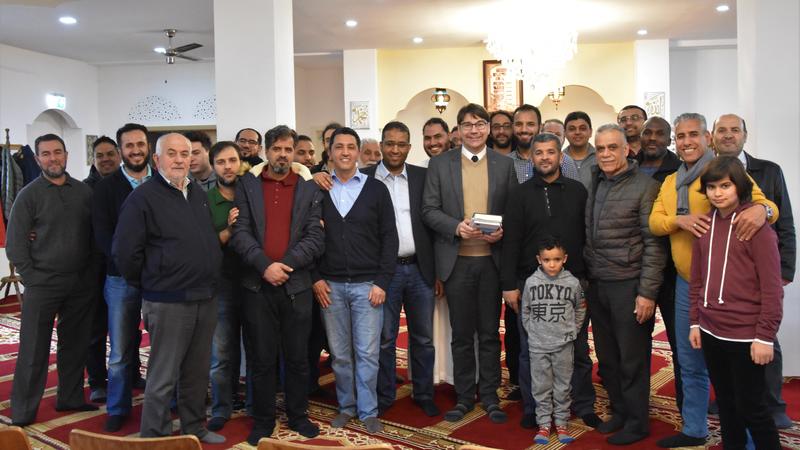 Austausch mit dem OB: Anl&auml;sslich der Internationalen Wochen gegen Rassismus hat Oberb&uuml;rgermeister Thomas Hirsch die Gebets- und Unterrichtsr&auml;ume der Islamischen Multikulturellen Vereins Landau besucht. 