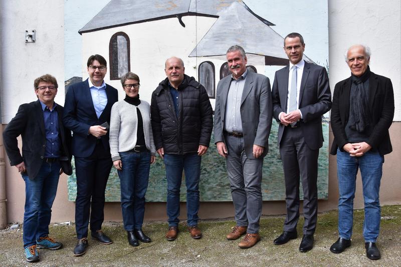 Beim Vor-Ort-Austausch in Arzheim: Ortsvorsteher Klaus Ki&szlig;el, Oberb&uuml;rgermeister Thomas Hirsch, Hauptamtsleiterin Christine Baumstark, stellvertretender Ortsvorsteher Michael Richter, Beigeordneter Rudi Klemm, B&uuml;rgermeister Dr. Maximilian Ingenthron und Do