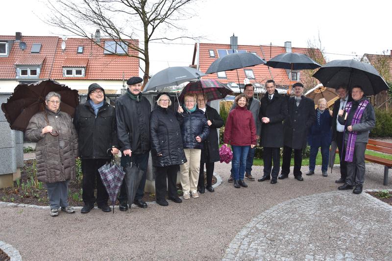 Gemeinsam mit interessierten B&uuml;rgerinnen und B&uuml;rgern weihten B&uuml;rgermeister Dr. Maximilian Ingenthron (5.v.r.), Ortsvorsteher J&uuml;rgen Doll (6.v.r.), Dekan Axel Brecht (r.), Pfarrer Stefan M&uuml;ller (2.v.r.), Sabine Klein von der st&auml;dtischen Gr&uuml;nfl&auml;chenabteilun