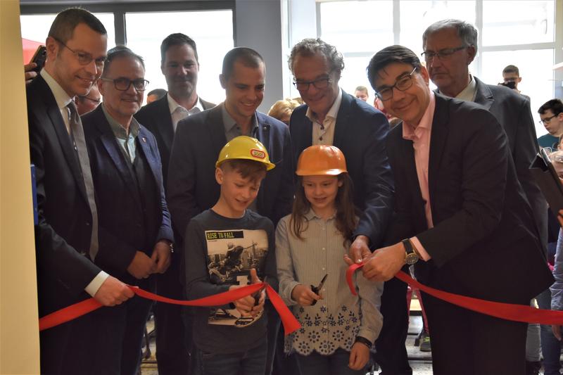 Der gro&szlig;e Moment: B&uuml;rgermeister und Schuldezernent Dr. Maximilian Ingenthron, Landtagsabgeordneter Wolfgang Schwarz, GML-Werkleiter Michael G&ouml;tz, der Dammheimer Ortsvorsteher Florian Maier, der Offenbacher Verbandsb&uuml;rgermeister Axel Wassyl, Oberb&uuml;rgermeis
