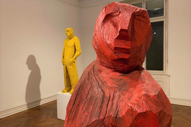 Bunte Holzskulpturen bev&ouml;lkern aktuell gemeinsam mit abstrakten Landschaftsbildern die St&auml;dtische Galerie Villa Streccius in Landau. 