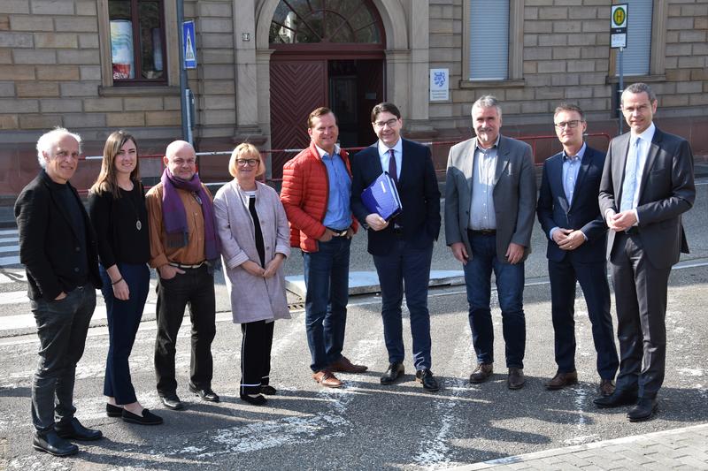 Beim Vor-Ort-Termin in Queichheim: Dorfentwicklungspartner Jochen Blecher, die stellvertretende Hauptamtsleiterin Julia Westermann, der stellvertretende Ortsvorsteher Ludwig Trauth, die stellvertretende  Ortsvorsteherin Annette Krohmer, Ortsvorsteher J&uuml;rg