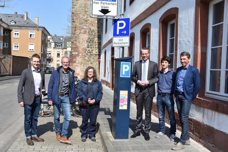Freuen sich &uuml;ber die Einf&uuml;hrung des Handyparkens: smartparking-Sprecher Philipp Zimmermann, Ordnungsamtsleiter Thomas Scholly gemeinsam mit einer seiner Mitarbeiterinnen, B&uuml;rgermeister Dr. Maximilian Ingenthron sowie Stefan Grewenig und Ralf Bernhard vom 