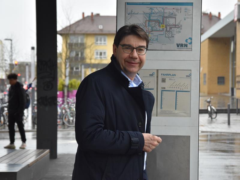 Oberb&uuml;rgermeister Thomas Hirsch, zugleich Vorsitzender des St&auml;dtetags Rheinland-Pfalz, unterst&uuml;tzt die Forderung des Landauer Stadtrats, den &Ouml;PNV zur Pflichtaufgabe zu machen. 
