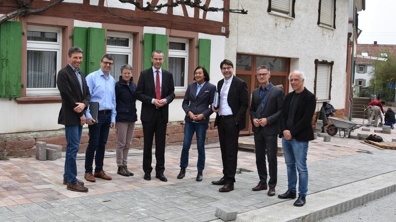 Es tut sich was in M&ouml;rzheim: Ralf Bernhard, stellvertretender Leiter des Stadtbauamts, Oliver Kopf, stellvertretender Ortsvorsteher, Hauptamtsleiterin Christine Baumstark, B&uuml;rgermeister Dr. Maximilian Ingenthron, Ortsvorsteherin Dorothea M&uuml;ller, OB Thomas