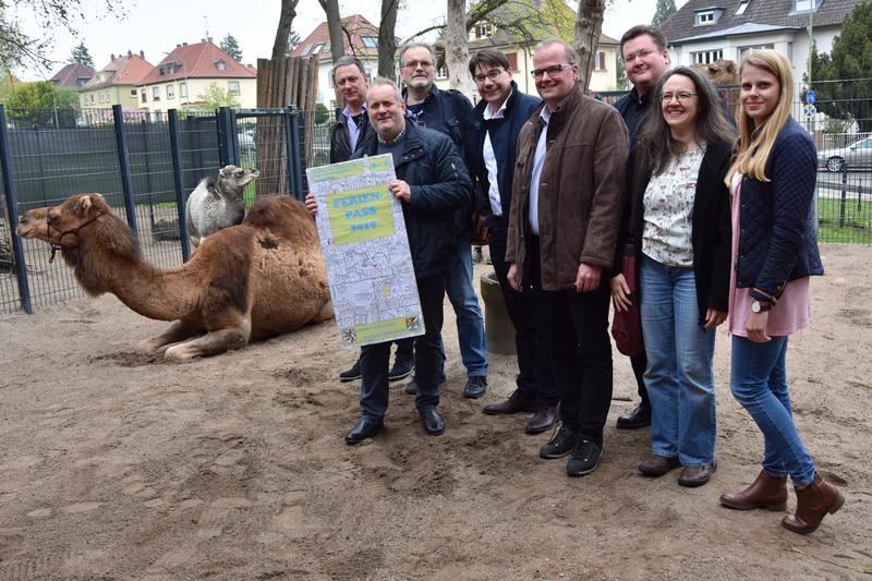 Raus aus den Amtsstuben, rein ins Dromedargehege: Jaqueline, Zarif, Kreisjugendpfleger Wolfgang Giessen, Zoodirektor Dr. Jens-Ove Heckel, Stadtjugendpfleger Arno Sch&ouml;nh&ouml;fer, Oberb&uuml;rgermeister Thomas Hirsch, Erster Kreisbeigeordneter Marcus Ehrgott, Christ