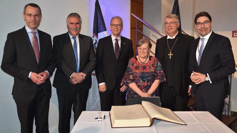 Die Landauer Stadtspitze und die neuen Tr&auml;gerinnen und Tr&auml;ger der Ehrenplakette: B&uuml;rgermeister Dr. Maximilian Ingenthron, Beigeordneter Rudi Klemm, Albrecht Hornbach, Gerlinde Rahm, Dr. h.c. Christian Schad und Oberb&uuml;rgermeister Thomas Hirsch (v.l.n.r.). 