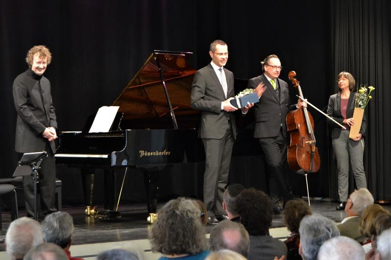 Pianist Roland Kr&uuml;ger, B&uuml;rgermeister Dr. Maximilian Ingenthron, Professor Alexander H&uuml;lshoff, k&uuml;nstlerischer Leiter der Landauer Meisterkonzerte, und Sabine Haas, Leiterin der st&auml;dtischen Kulturabteilung (v.l.n.r.), auf der B&uuml;hne des Kulturzentrums Altes 