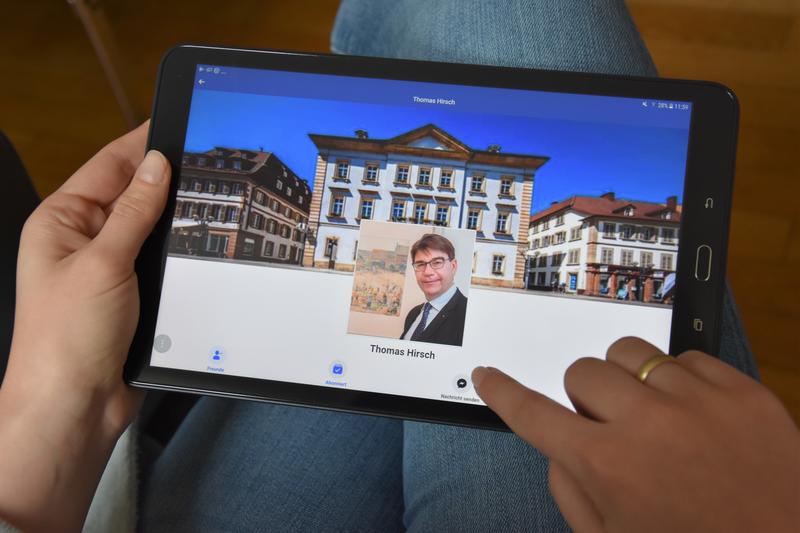 Via Facebook: Am Donnerstag, 25. April, bietet Landaus Oberb&uuml;rgermeister Thomas Hirsch den n&auml;chsten B&uuml;rger/-innen-Chat an.