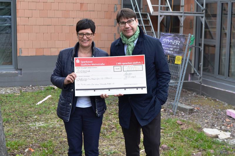 &raquo;Christine Schneider hilft&laquo;: Oberb&uuml;rgermeister Thomas Hirsch nahm den Spendenscheck in H&ouml;he von 1.000 Euro jetzt aus den H&auml;nden der Landtagsabgeordneten entgegen. 