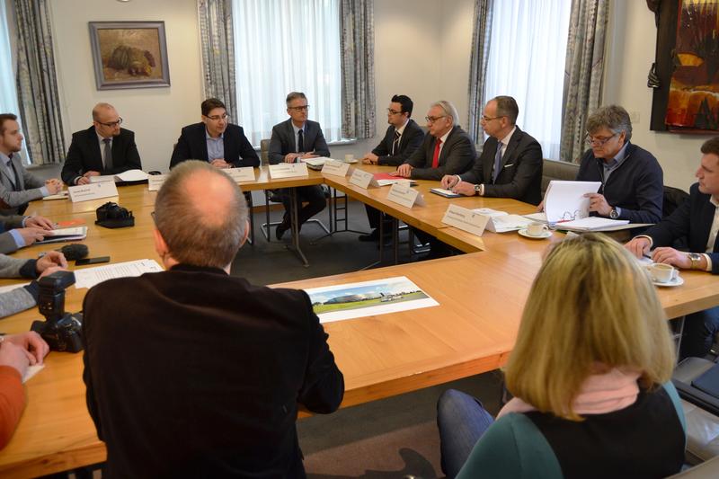 Gemeinsam mit den Investoren haben Oberb&uuml;rgermeister Thomas Hirsch, Wirtschaftsf&ouml;rderer Martin Messemer und Stadtbauamtschef Christoph Kamplade jetzt die Pl&auml;ne f&uuml;r die Ansiedlung von Porsche im Gewerbepark &raquo;Am Messegel&auml;nde&laquo; vorgestellt. 