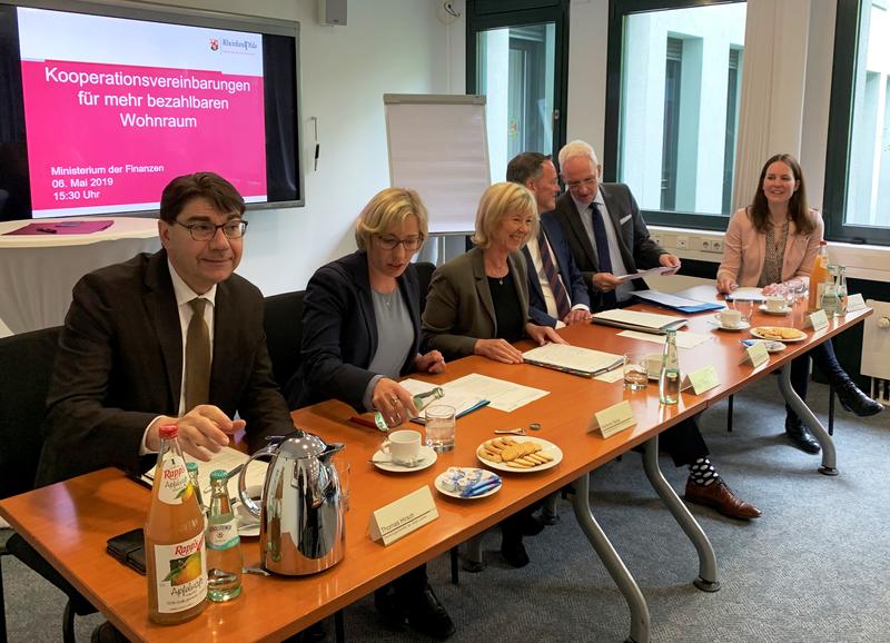 Unterzeichnung der Kooperationsvereinbarung f&uuml;r mehr bezahlbaren Wohnraum im rheinland-pf&auml;lzischen Finanzministerium.