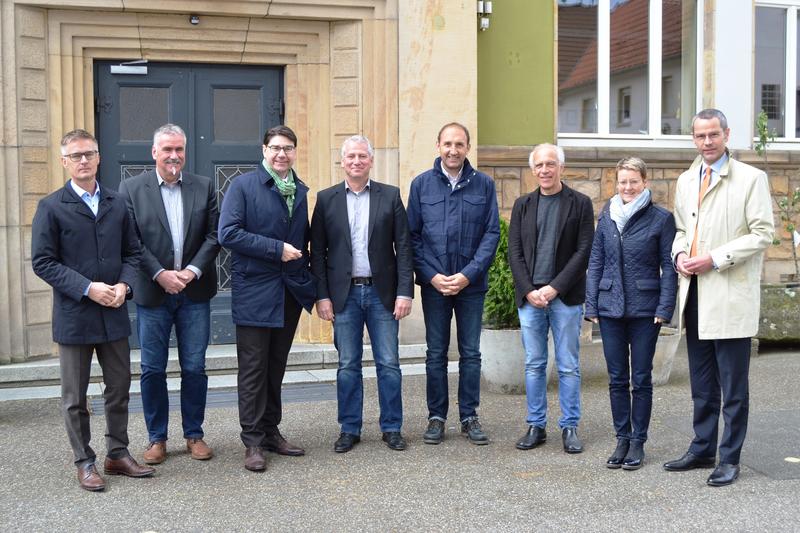 Gemeinsam zur Sitzung des Stadtvorstands vor Ort in Godramstein: Martin Messemer, Leiter der st&auml;dtischen Finanzverwaltung, Beigeordneter Rudi Klemm, OB Thomas Hirsch, Ortsvorsteher Michael Schreiner, Markus Stentz, stellvertretender Ortsvorsteher, Dorfent
