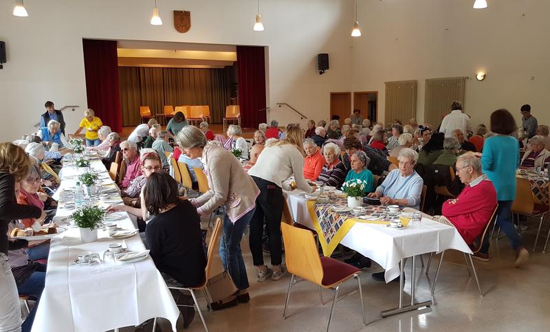 In diesem Jahr folgten mehr als 100 Seniorinnen und Senioren gemeinsam mit ihren ehrenamtlichen Betreuerinnen und Betreuern der Einladung der Landauer Lions. 