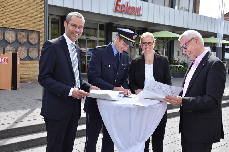 F&uuml;r mehr Sicherheit, Sauberkeit und Ordnung: B&uuml;rgermeister und Ordnungsdezernent Dr. Maximilian Ingenthron, der Leiter der Polizeiinspektion Landau, Marco Wei&szlig;gerber, Sarah Habermeier, Leiterin der Bundespolizeiinspektion Kaiserslautern, und der Leiter de