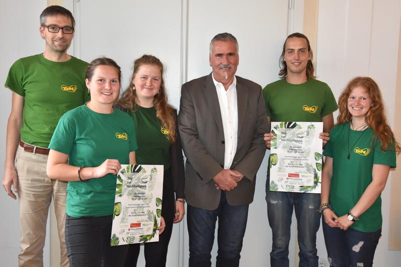 Freuen sich auf den 6. Tag zur Nachhaltigkeit auf dem Landauer Rathausplatz: Beigeordneter und Umweltdezernent Rudi Klemm und das Organisationsteam der Universit&auml;t Koblenz-Landau. 