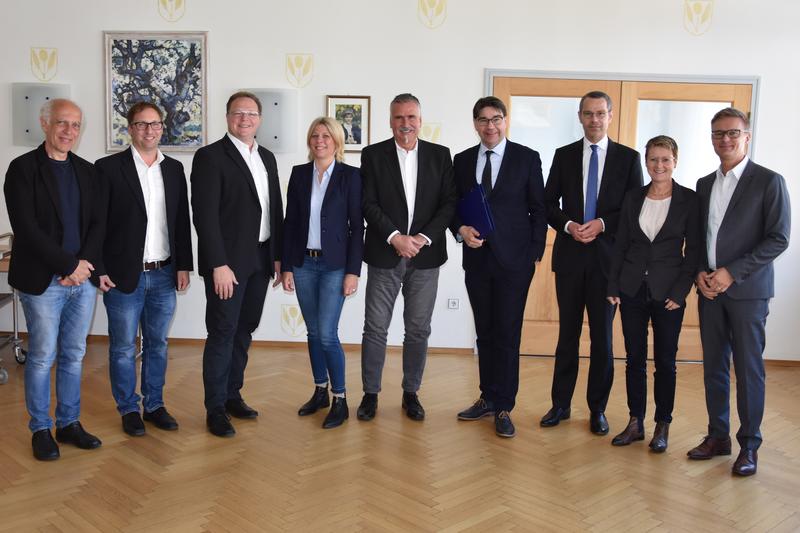 Gemeinsam zur letzten Sitzung des Formats &raquo;Stadtvorstand vor Ort&laquo; in Nu&szlig;dorf: Dorfentwicklungspartner Jochen Blecher, der stellvertretende Ortsvorsteher Markus M&uuml;nch, Ortsvorsteher Dr. Thorsten S&ouml;gding, die stellvertretende Ortsvorsteherin Annette Korz, B