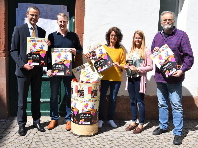B&uuml;rgermeister Dr. Maximilian Ingenthron, Christian Schmitt von AKU Landau, Ina Rinck und Tamara Schreiber von der st&auml;dtischen Jugendf&ouml;rderung und Stadtjugendpfleger Arno Sch&ouml;nh&ouml;fer (v.l.n.r.) bei der Vorstellung des Programms des Kindertags 2019. 