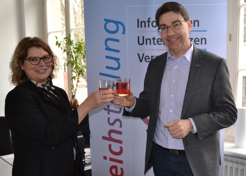 Die Gleichstellungsbeauftragte der Stadt Landau, Evi Julier, lud Kooperationspartnerinnen und -partner sowie Kolleginnen und Kollegen jetzt zu einem &raquo;Ein- und Ausblick&laquo; in ihre neuen R&auml;umlichkeiten im Rathaus. Auch Oberb&uuml;rgermeister Thomas Hirsch nahm an 