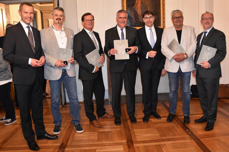 B&uuml;rgermeister Dr. Maximilian Ingenthron, Ratsmitglied Michael Scheid, Ratsmitglied J&uuml;rgen Doll, Beigeordneter Rudi Klemm, OB Thomas Hirsch, Ratsmitglied Dr. Thomas Bals und Ratsmitglied Jochen Silbernagel (v.l.n.r.) bei der Verleihung des Ehrenrings der S