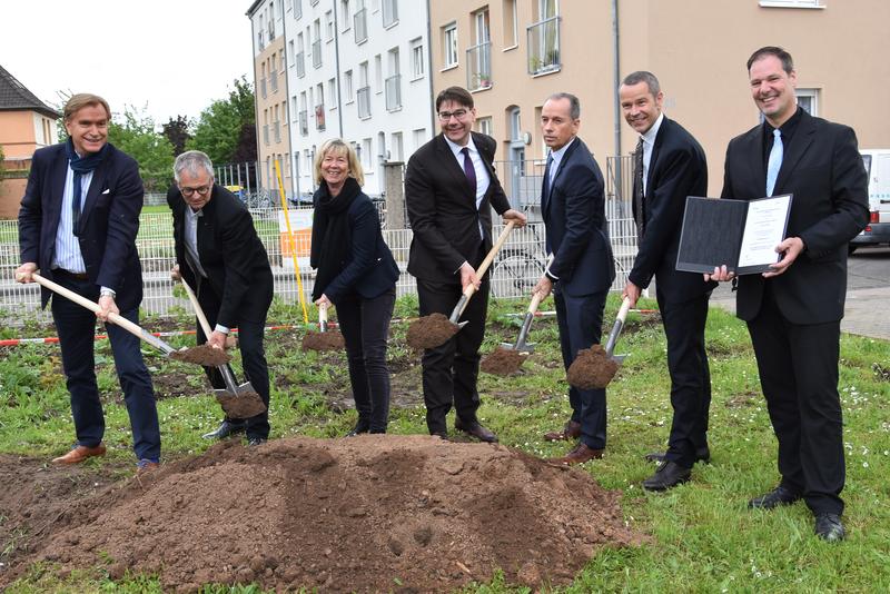 Ein historischer Spatenstich: Ernst Merkel, Gesch&auml;ftsf&uuml;hrer der Merkel Consulting GmbH, Architekt Uwe Knauth, Finanz- und Bauministerin Doris Ahnen, Oberb&uuml;rgermeister Thomas Hirsch, Dr. Ulrich Link, Vorstandsmitglied der Investitions- und Strukturbank Rhe