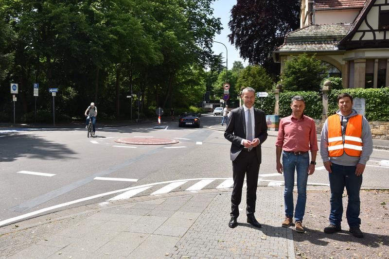 Ab sofort geht es rund am Knotenpunkt Nordring/An 44/Am Kronwerk: B&uuml;rgermeister und Verkehrsdezernent Dr. Maximilian Ingenthron (l.), der Leiter der Abteilung Mobilit&auml;t und Verkehrsinfrastruktur, Ralf Bernhard (M.), und dessen Mitarbeiter Marco Rudy (r.) 