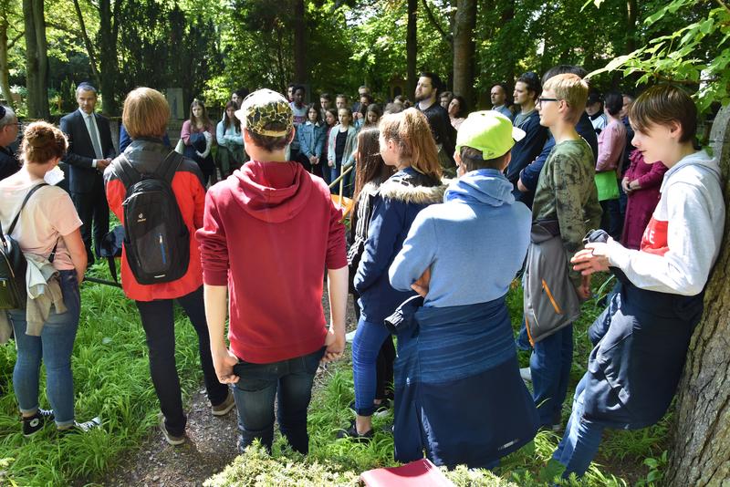 Sch&uuml;lerinnen und Sch&uuml;ler des Max-Slevogt-Gymnasiums, des Otto-Hahn-Gymnasiums und der Integrierten Gesamtschule pflegen k&uuml;nftig die Grabsteine auf dem J&uuml;dischen Friedhof in Landau. 