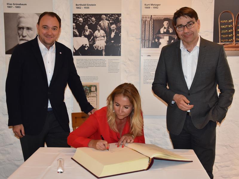 Dr. Timo Werner, Gesch&auml;ftsf&uuml;hrer des Frank-Loeb-Instituts, TV-Journalistin Dr. Susanne Glass und OB Thomas Hirsch (v.l.n.r.) beim Eintrag ins Goldene Buch der Stadt Landau anl&auml;sslich der j&uuml;ngsten Veranstaltung der Nahost-Gespr&auml;chsreihe &raquo;Gescher - Die Br&uuml;c