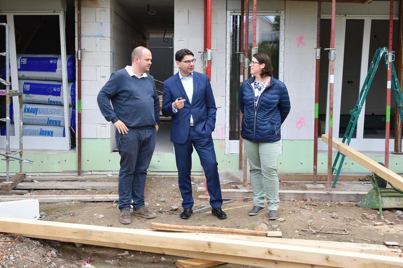 Vor-Ort-Termin im Landauer Stadtdorf: Christian B&ouml;sherz, OB Thomas Hirsch und Marion B&ouml;sherz (v.l.n.r.) tauschen sich auf der Baustelle in der M&ouml;rlheimer Hauptstra&szlig;e 104 aus. 