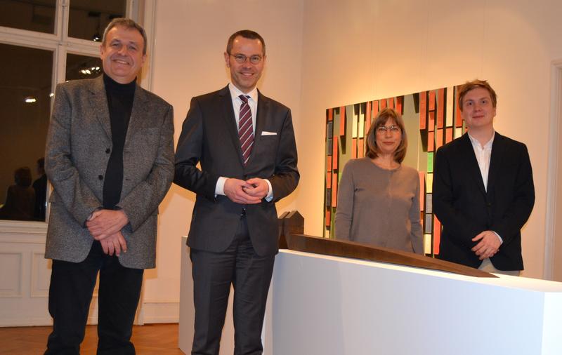 K&uuml;nstler Klaus Fischer, B&uuml;rgermeister und Kulturdezernent Dr. Maximilian Ingenthron, die Leiterin der st&auml;dtischen Kulturabteilung, Sabine Haas, und K&uuml;nstler Rolf Kurz (v.l.n.r.) bei der Er&ouml;ffnung der Ausstellung &raquo;The Space Between&laquo; in der St&auml;dtischen Gale