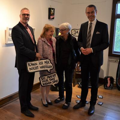 Bild vergr&ouml;&szlig;ern: Gute Laune bei der Er&ouml;ffnung der Ausstellung &raquo;Collage&laquo; im Strieffler-Haus in Landau: Christian Freichel-Tworeck, Vorsitzender des Vereins Strieffler Haus der K&uuml;nste, Vorstandsmitglied Dr. Monica Jager-Schlichter, die bei der Vernissage auch in die Ausstellung einf&uuml;hrte, K&uuml;nstlerin Gloria Brand und B&uuml;rgermeister und Kulturdezernent Dr. Maximilian Ingenthron (v.l.n.r.).