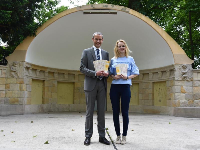 Freuen sich auf die Musikalischen Goetheparkplaudereien 2019: B&uuml;rgermeister Dr. Maximilian Ingenthron und Julia Mayer, zust&auml;ndige Mitarbeiterin beim st&auml;dtischen Amt f&uuml;r Schulen, Kultur und Sport. 