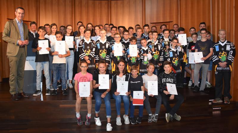 Insgesamt 66 jugendliche und erwachsene Sportlerinnen und Sportler d&uuml;rfen sich f&uuml;r das Sportjahr 2018 &uuml;ber die Auszeichnung mit Stadtsporturkunden bzw. Sonderehrungen der Stadt Landau freuen. Die Verleihung durch B&uuml;rgermeister und Sportdezernent Dr. Maxim