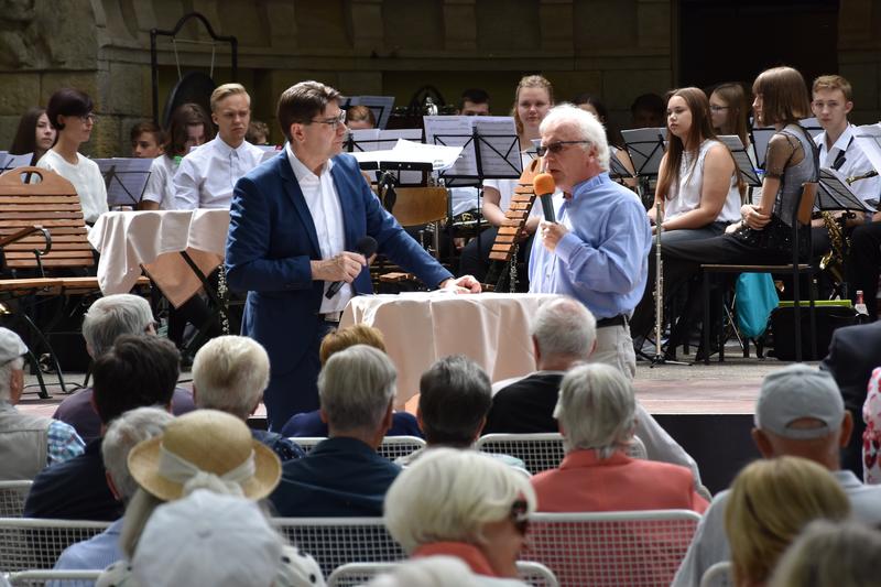 Ein Klassiker - mit immer neuen Themen: Oberb&uuml;rgermeister Thomas Hirsch (l.) und der fr&uuml;here Stadtarchivar Dr. Michael Martin mit &raquo;Jahrestage der Stadtgeschichte&laquo; bei den Musikalischen Goetheparkplaudereien. 