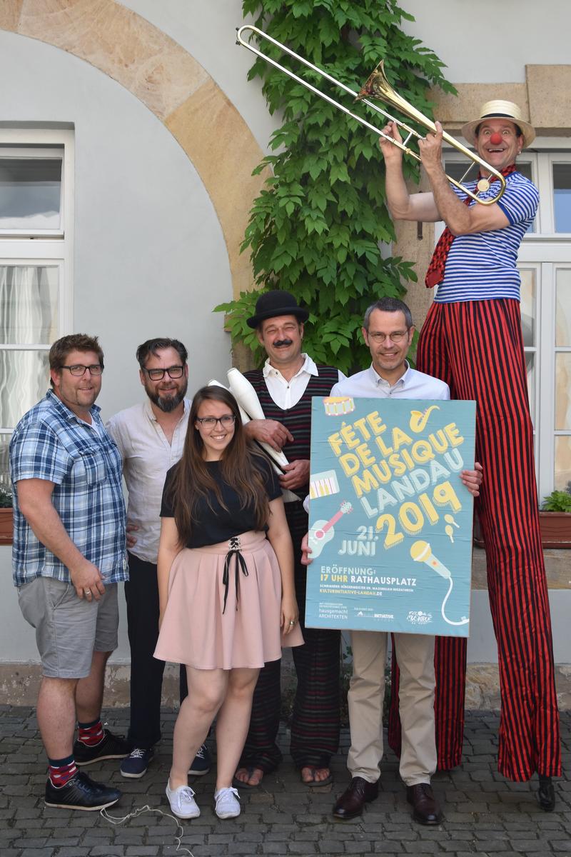 Freuen sich auf die 7. F&ecirc;te de la Musique in der Landauer Innenstadt: Armin Schowalter (l.) und Michael Fromm (2.v.l.) von der Kulturinitiative Landau, Dana Nolte von Antenne Landau, Josh Mau&szlig;hardt (3.v.r.) und Martin K&uuml;chle (r.) von der Landauer Kugel so