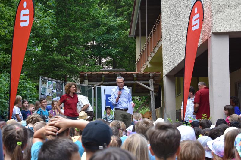 Lernen - mit ganz viel Spa&szlig;: Rund 1.000 Sch&uuml;lerinnen und Sch&uuml;ler nahmen an den diesj&auml;hrigen Waldjugendspielen auf dem Landauer Taubensuhl teil. Die Siegerehrung am ersten Wettbewerbstag f&uuml;hrte B&uuml;rgermeister Dr. Maximilian Ingenthron gemeinsam mit Forstamt