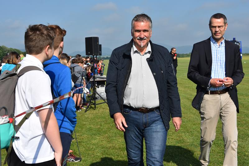 314a: Beigeordneter Rudi Klemm (l.) und B&uuml;rgermeister Dr. Maximilian Ingenthron begr&uuml;&szlig;ten die teilnehmenden Klassen jetzt zum Umweltaktionstag auf dem Landauer Ebenberg. 