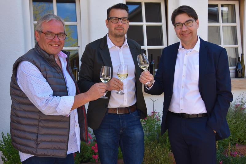 Franz M&uuml;ller, langj&auml;hriger Gesch&auml;ftsf&uuml;hrer des Landauer B&uuml;ros f&uuml;r Tourismus, sein Nachfolger Bernd Wichmann und Oberb&uuml;rgermeister Thomas Hirsch (v.l.n.r.) bei der Vorstellung im Weingut Stentz in M&ouml;rzheim. 