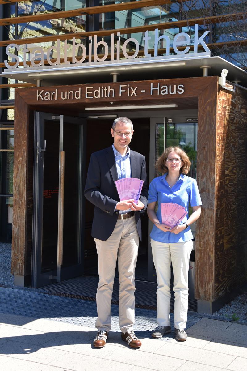 Freuen sich bereits auf das neue Halbjahresprogramm der Landauer B&uuml;chereitage in der Stadtbibliothek: B&uuml;rgermeister und Kulturdezernent Dr. Maximilian Ingenthron und Bibliotheksleiterin Amelie L&ouml;hlein. 