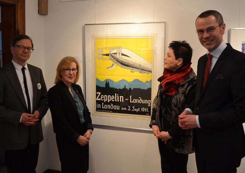 B&uuml;rgermeister und Kulturdezernent Dr. Maximilian Ingenthron (r.) gemeinsam mit dem Vorsitzenden des Vereins Strieffler-Haus der K&uuml;nste, Prof. Dr. Christoph Zuschlag (l.), sowie den Initiatorinnen Dr. Monica Jager-Schlichter (2.v.l.) und Dr. Karin Leydecke