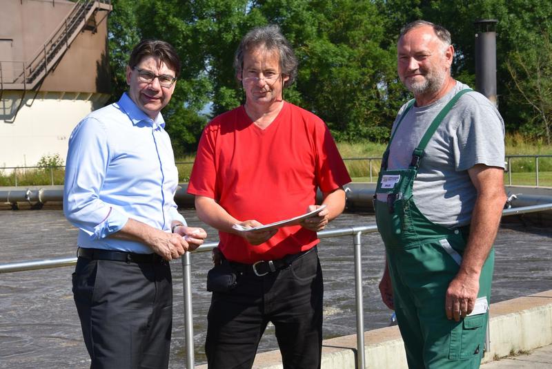  Oberb&uuml;rgermeister Thomas Hirsch im Gespr&auml;ch mit den Experten des EWL der Landauer Kl&auml;ranlage, Dr. Markus Sch&auml;fer und Erich Braun.   