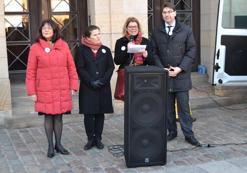 Landr&auml;tin Theresia Riedmaier, die Gleichstellungsbeauftragte der S&uuml;dlichen Weinstra&szlig;e, Barbara Dees, die Gleichstellungsbeauftragte der Stadt Landau, Evi Julier, und Oberb&uuml;rgermeister Thomas Hirsch bei der Kundgebung &raquo;One Billion Rising&laquo; vor dem Landauer 